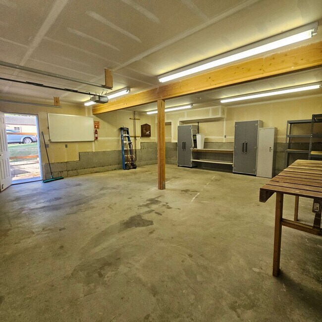 Foto del edificio - Charming 1-Bedroom Home with Spacious Back...