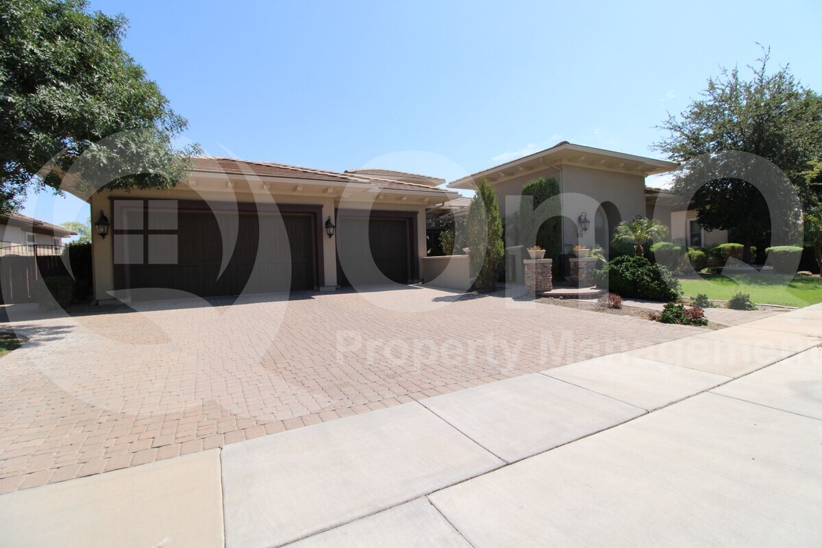Primary Photo - 291 W Yellowstone Way