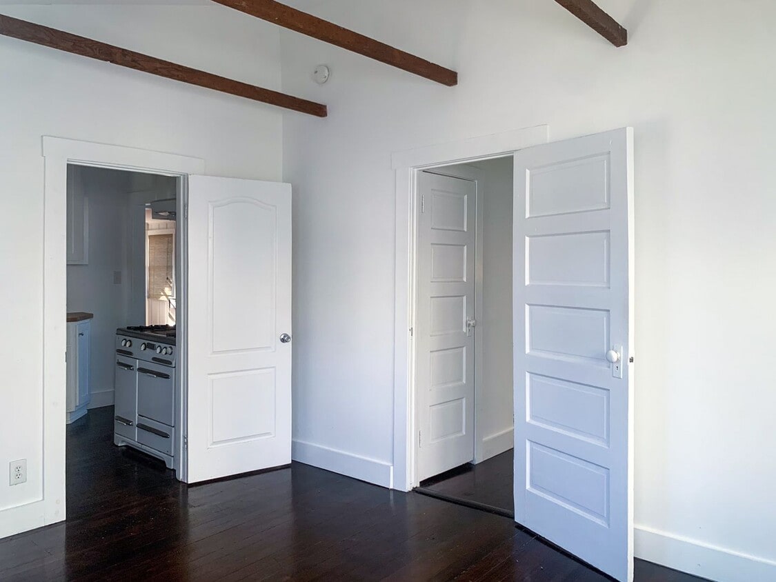 Foto principal - 5670 York Blvd