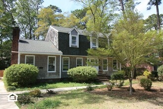 Building Photo - 2206 Acacia Dr