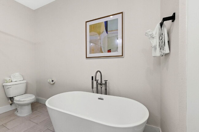 Building Photo - Beautiful 3 Bedroom Townhouse Minutes From...