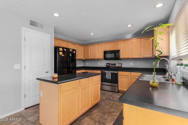 Building Photo - 25577 W Whyman St