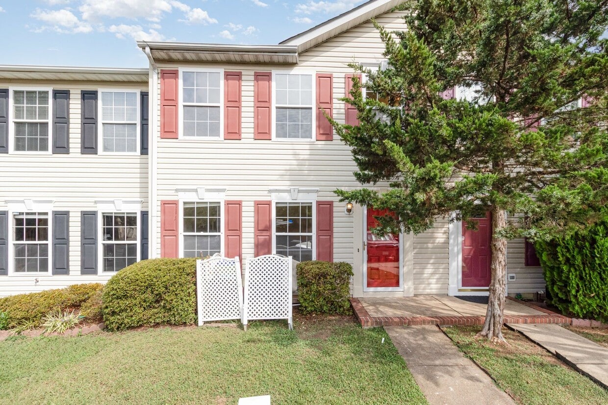 Primary Photo - 3 Bedroom Townhome in Lee's Hill!