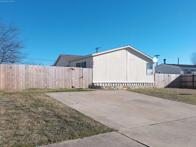 Building Photo - Spacious 4-Bedroom Home in Convenient Loca...