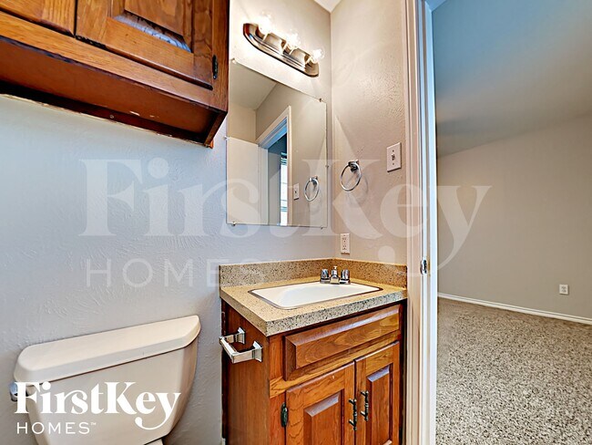 Foto del edificio - 213 E 5th St