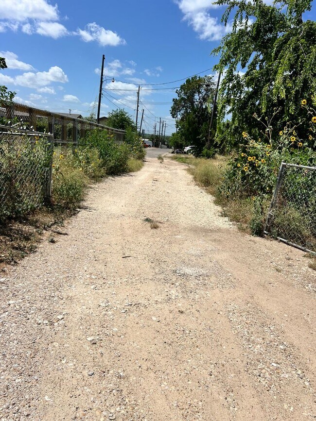 Building Photo - Secluded 3 bed/one bath home available today!