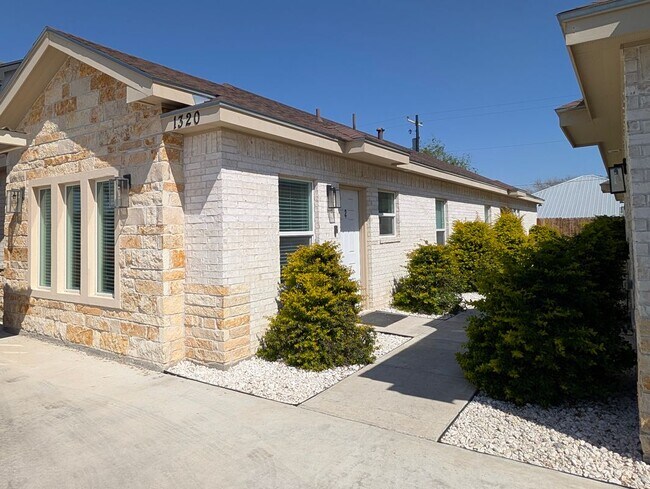 Foto del edificio - 1320 N McColl Rd