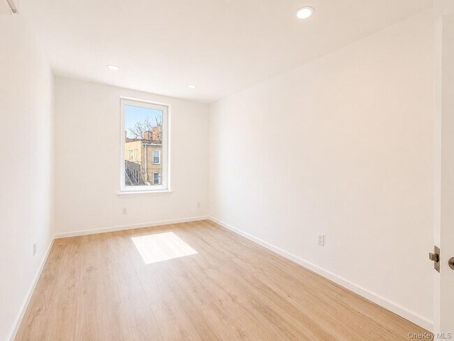 Foto del edificio - 69-46 64th St