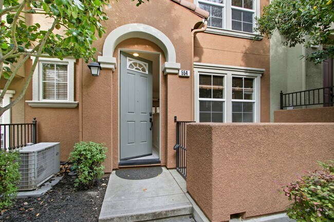 Foto del edificio - Beautiful Communication Hill Townhome