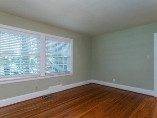Foto del edificio - Great Location! One Bedroom Triplex in Cameron Village- Pet Friendly! Available August 10th!