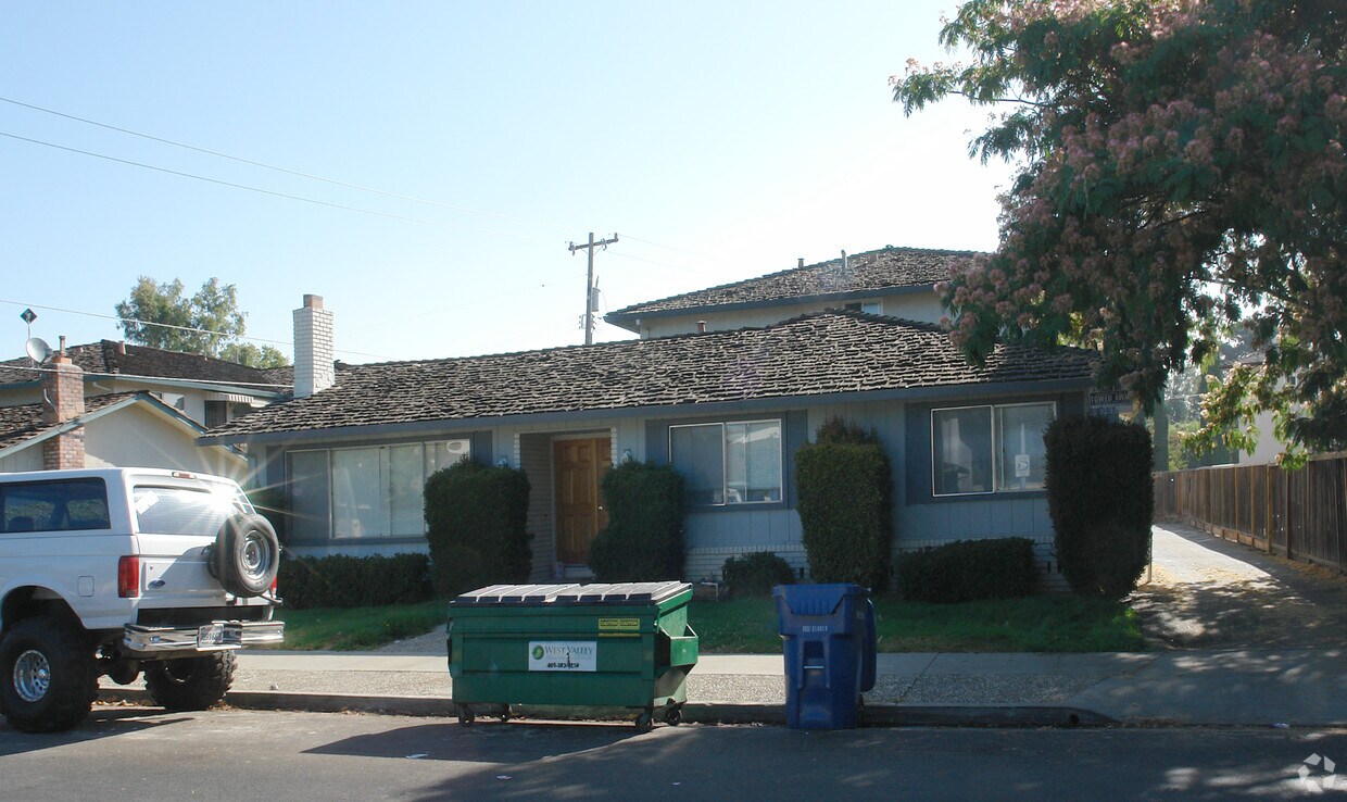 Building Photo - 620 Nello Dr