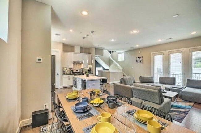 Foto del edificio - 2403 Everett St