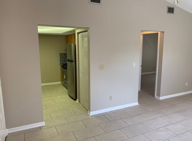 Building Photo - Upgraded 1 Bedroom Top Floor Unit in Winte...