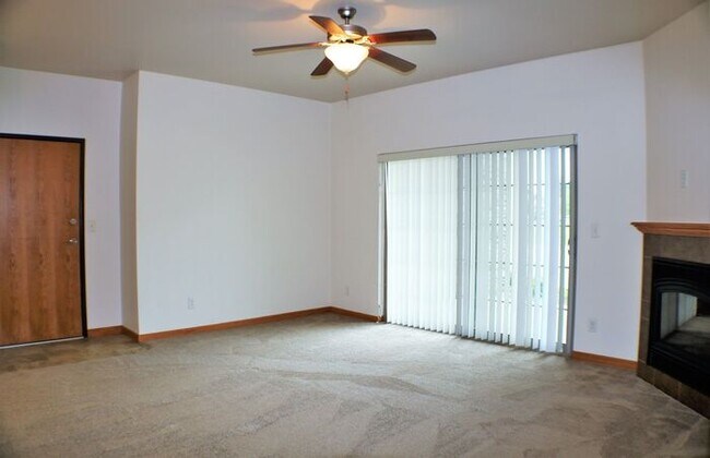 Building Photo - 565 Pond View Dr