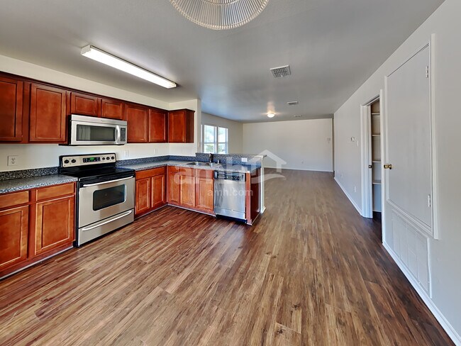 Foto del edificio - 1420 Oak Hollow Ln