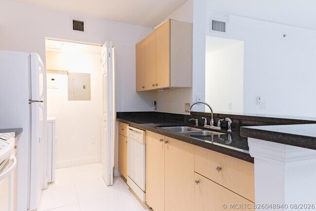Foto del edificio - 2451 Centergate Dr