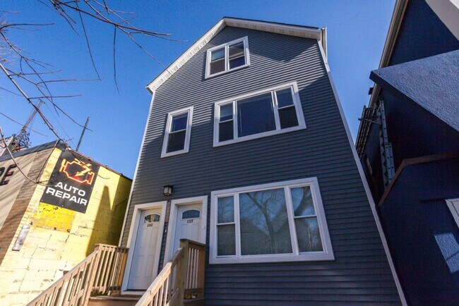 Foto del edificio - 2437 N Ashland Ave