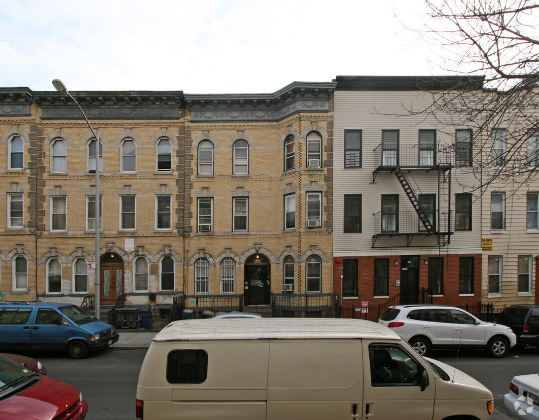 Building Photo - 858 Hart St