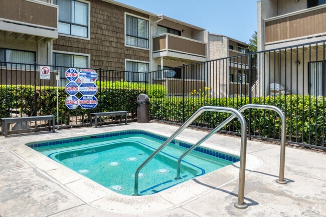 Spa - Pinecreek Apartments