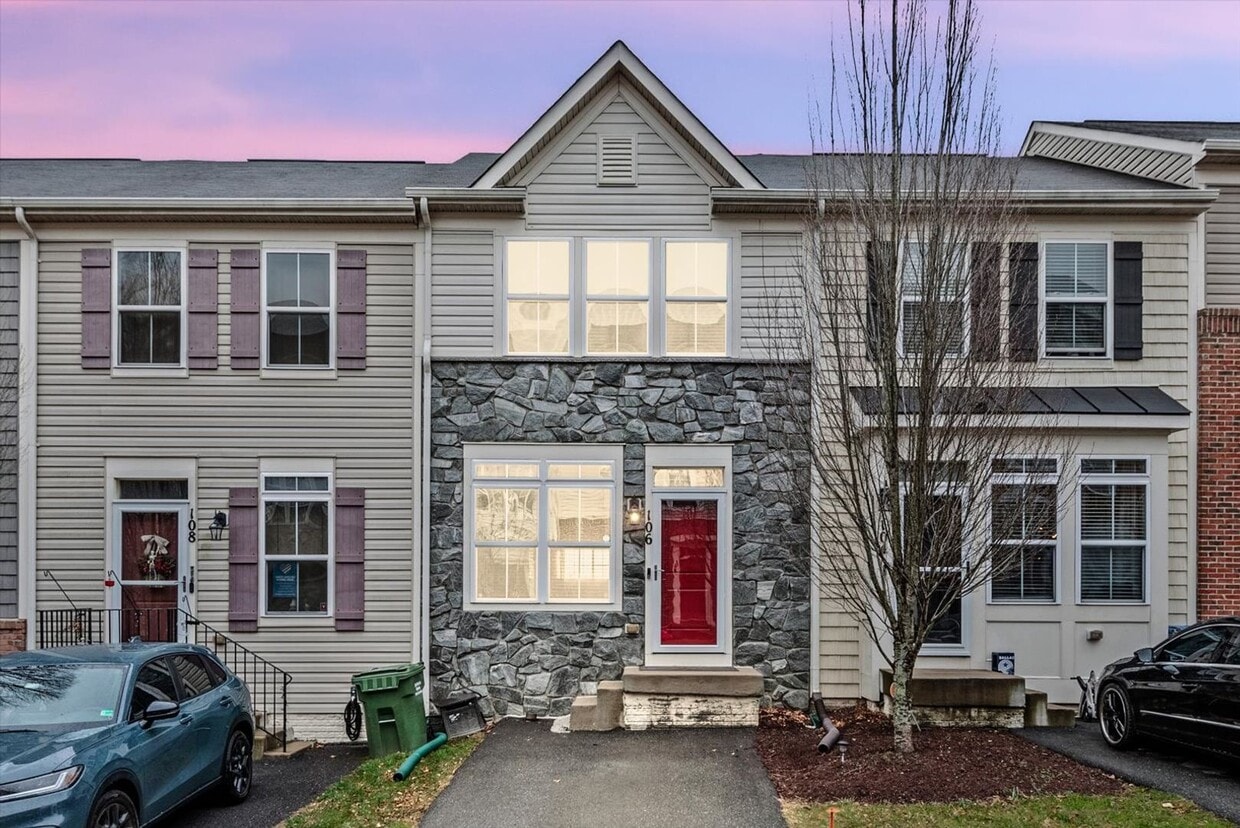 Commuter Friendly 3 Bed 3.5 Bath Townhome - Commuter Friendly 3 Bed 3.5 Bath Townhome