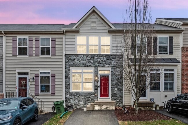 Commuter Friendly 3 Bed 3.5 Bath Townhome - Commuter Friendly 3 Bed 3.5 Bath Townhome