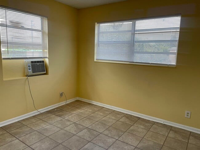 Building Photo - 914 4th St