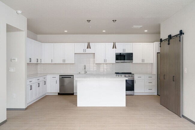 Building Photo - The Vistas Apartments at Beacon Hill