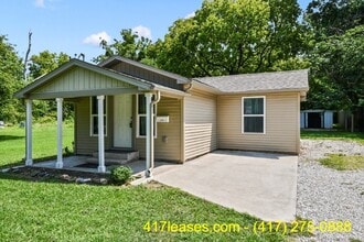 Building Photo - 2518 N Weller Ave