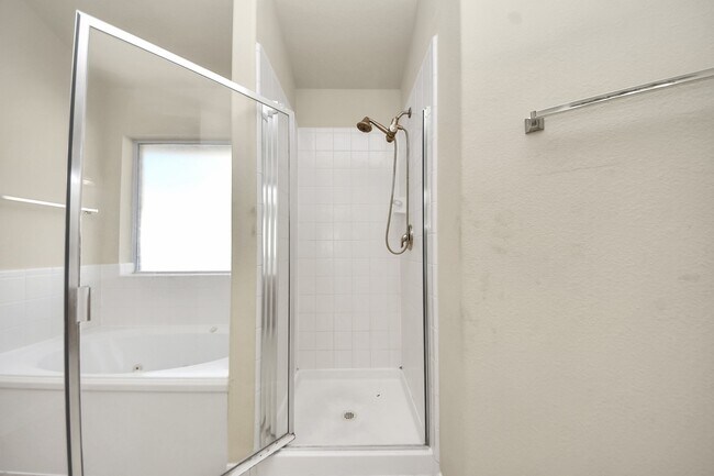 Foto del edificio - 12506 Short Springs Dr