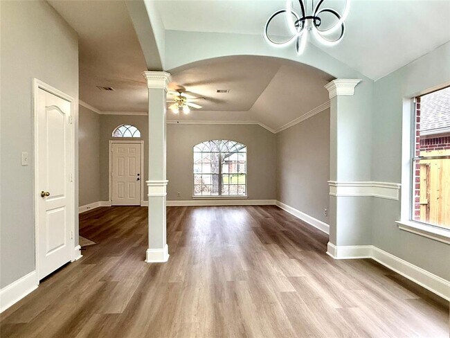 Foto del edificio - 5223 Mountain Forest Dr