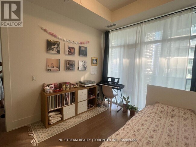 Photo du bâtiment - 330 Richmond St W