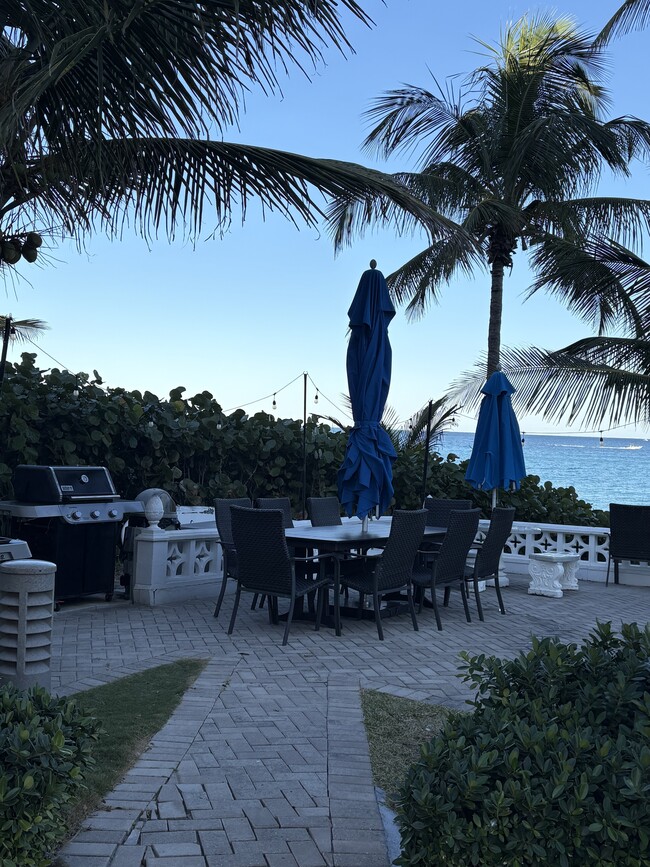 Building Photo - 1069 Hillsboro Mile