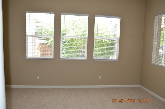 Building Photo - 3 Bedroom, 2 bath home in Highly Sought After Winfield Springs