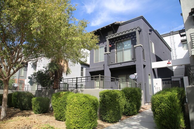 2 pisos recientemente renovado de amplias homes adosadas - 300 N Gila Springs Blvd