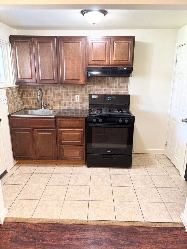 Building Photo - 2 Bedroom Townhome.