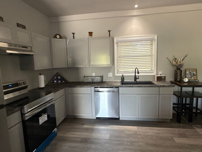 Building Photo - 3 Bedroom 2 Bath Home Newly Renovated