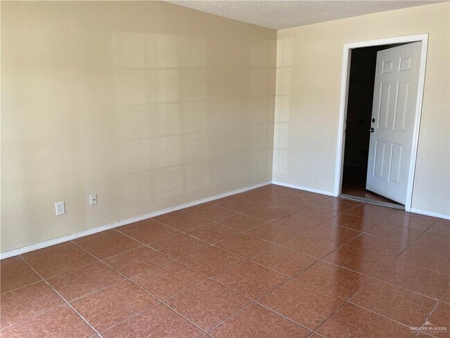 Building Photo - 1011 E Pebble Dr
