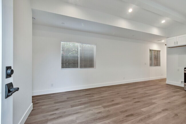 Building Photo - 3 bd 1.5 bath - 2674 Elden Ave