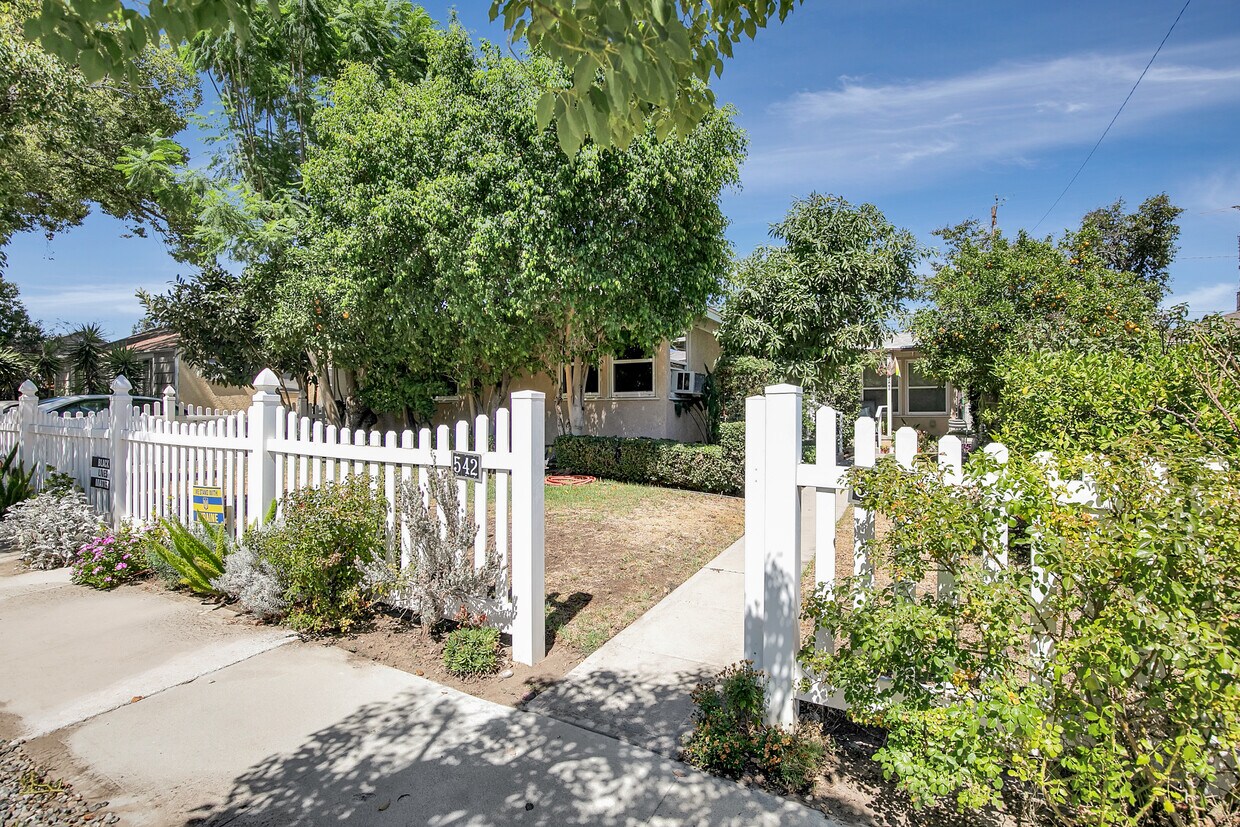 Primary Photo - 542 N Fairview St