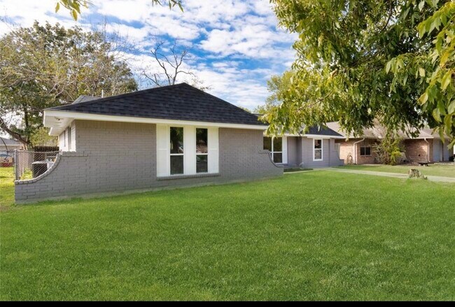 Foto del edificio - 9807 Jaywood St