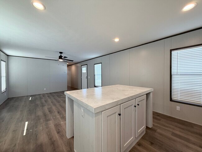Building Photo - 127 Paramount Dr