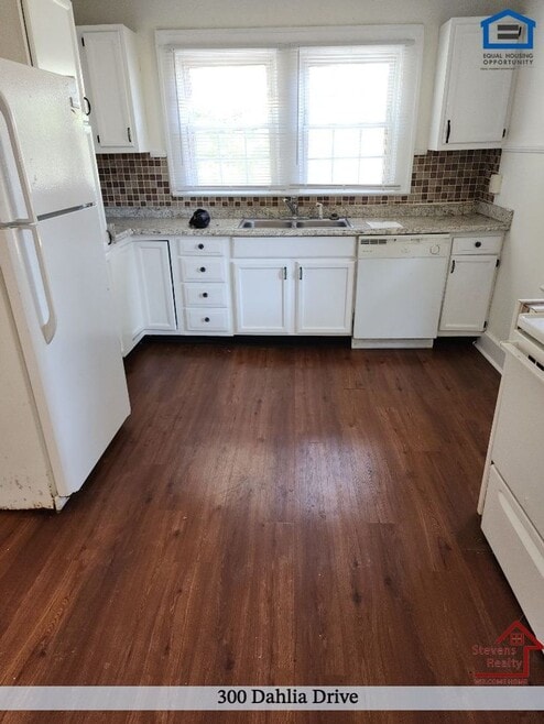 Building Photo - 300 Dahlia Dr