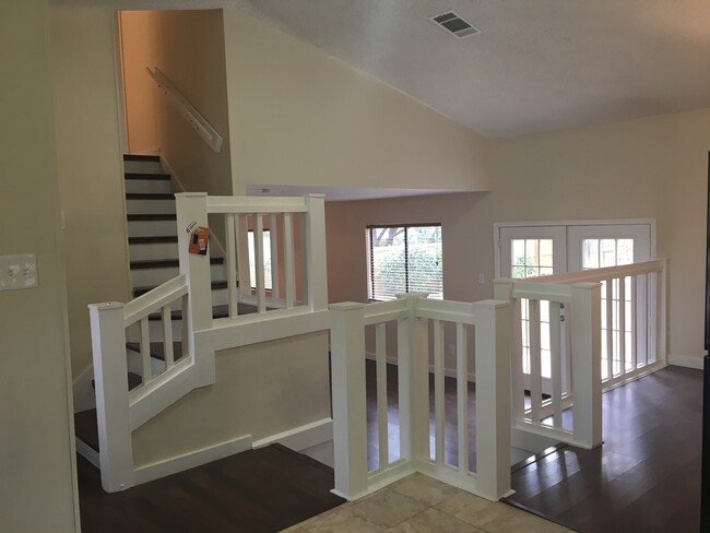 Building Photo - Newly remodeled 3 bed 2 bath