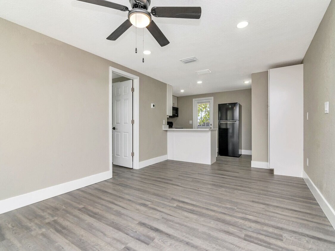 Great Location - 1 Bedroom 1 Bath Duplex w/ Backyard - Great Location - 1 Bedroom 1 Bath Duplex w/ Backyard