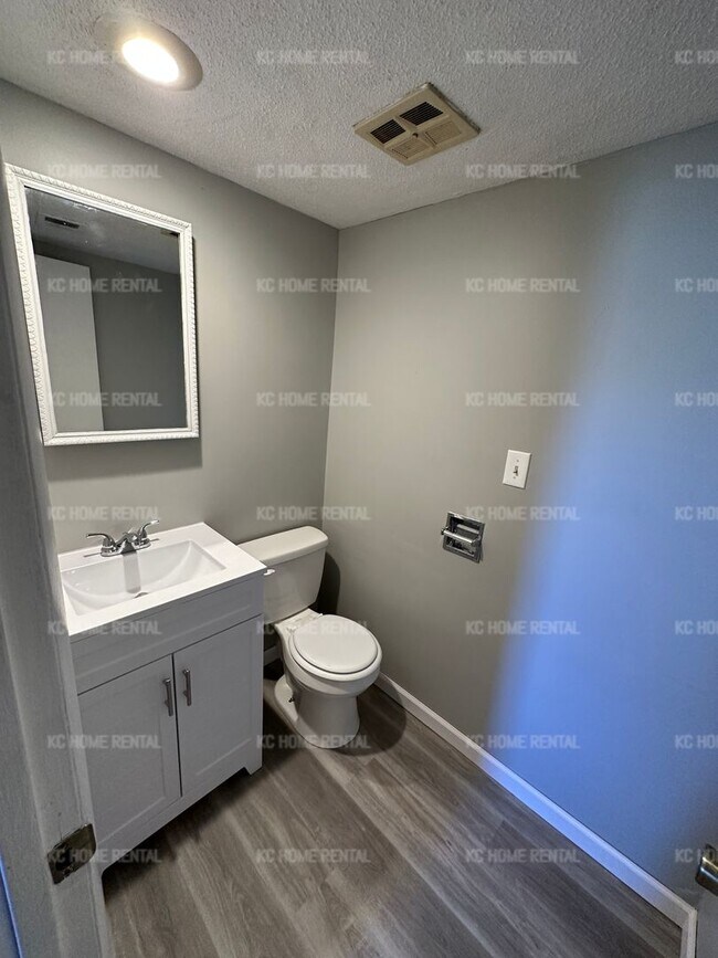 Building Photo - Charming 2 bedroom 1.5 bath townhome in KCK!!