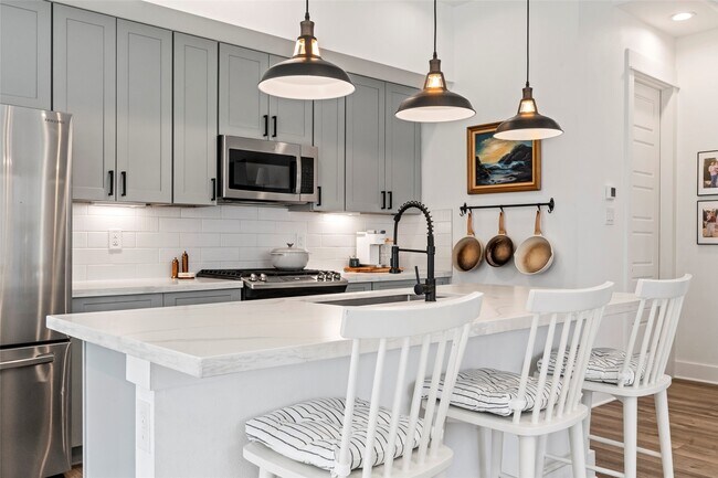 Foto del edificio - 5202 Pinemont Creek Ln