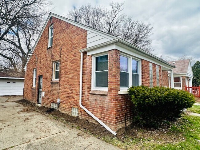 Building Photo - 3 Bedroom 1 Bath Welcome SECTION 8 PLEASE