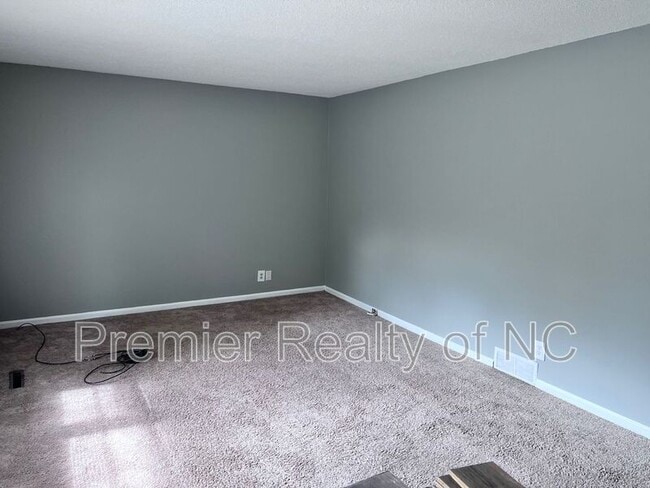 Building Photo - 4753 Eastwin Dr