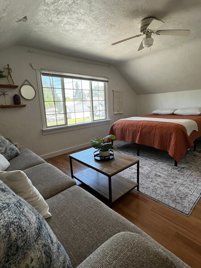 Building Photo - 348 S Lee Ave