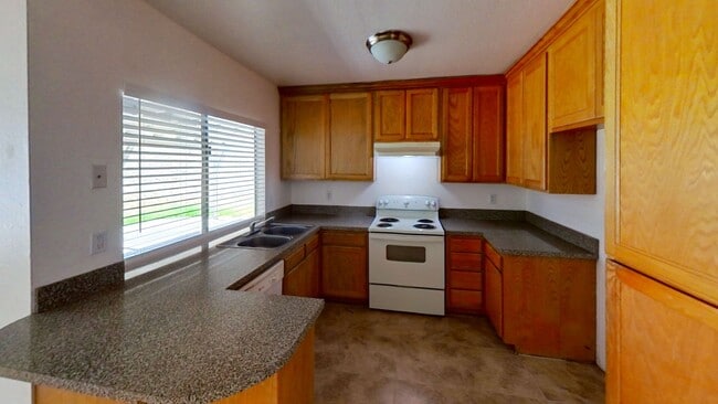 Building Photo - 4 Bedroom 2 Bath Home Located in Riverside!